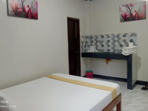 Voodi või voodid majutusasutuse Brent's Tourist Inn toas +1 foto