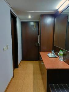 Una habitación con un pasillo con una puerta y un mostrador. en Hotel Cymbal -Sector 31 Gurgaon, en Gurgaon