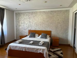 ChişcăuにあるCasa Otiliaのベッドルーム(白いシーツを使用した大型ベッド1台付)