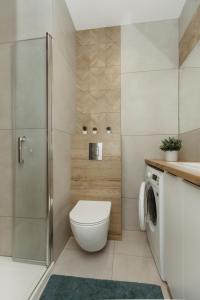 y baño pequeño con aseo y ducha. en F211 Apartament DELTA, en Lublin