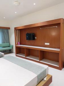 Ένα ή περισσότερα κρεβάτια σε δωμάτιο στο Hotel Harshanaa Elite