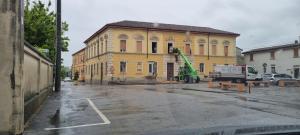 a yellow building with a crane in front of it at Stanza privata in dimora storica 