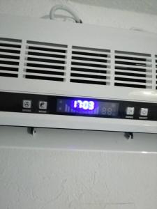 a clock on the side of an air conditioner at Maison de ville sousse in Sousse