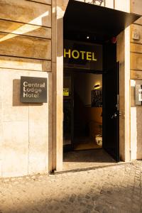 un cartello dell'hotel all'ingresso di un edificio di Central Lodge Hotel a Roma