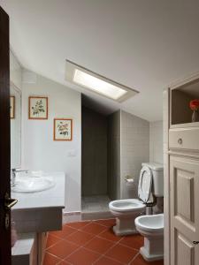 a bathroom with a toilet and a sink at Appartamento in fattoria in Pistoia