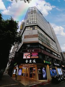 um edifício alto com um arco-íris à frente em RF Hotel - Zhongxiao em Taipei