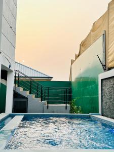 ein Schwimmbad in der Mitte eines Gebäudes in der Unterkunft 3BR Vacation Home in New Weija
