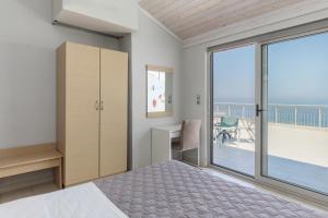 Postel nebo postele na pokoji v ubytování Zefyros Sea View Hotel