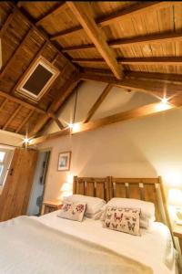 מיטה או מיטות בחדר ב-Haytor Rocks, Dartmoor escape