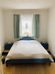 um quarto com uma cama grande e uma janela em Das Ferienhaus-zurück zum Ursprung em Güssing
