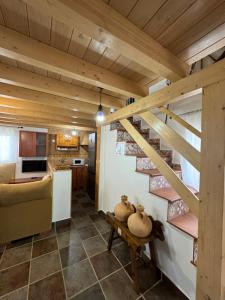 un soggiorno e una cucina con scala in una casa di Villa El Pedregal - Parque Sierra de las Nieves a Yunquera
