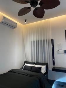 una camera con letto e ventilatore a soffitto di Nhật Quang House 2 a Da Nang
