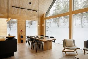 a dining room with a table and chairs at Kimmelvilla - Wilderness in your living room in Pyhätunturi