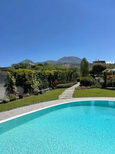 une grande piscine bleue dans une cour dans l'établissement Maison Di Fiore B&B, à Ercolano