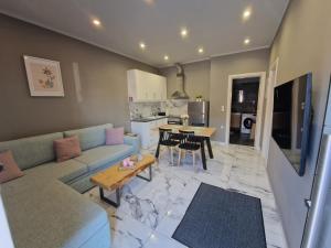 ein Wohnzimmer mit einem Sofa und einem Tisch in der Unterkunft E&D Apartments in Eretria