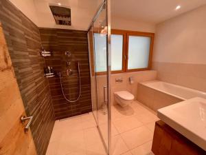 Spacious Family Apt Flims close to Lake Cauma的一间浴室