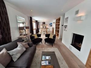 Spacious Family Apt Flims close to Lake Cauma的休息区