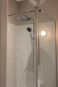 una ducha con cabezal de ducha en un baño en Chambres d'Hôtes Château de Martragny, en Martragny 41 fotos más