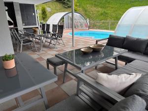 ランデックにあるFerienhaus Freizeitのパティオ(テーブル、椅子付)、プールが備わります。