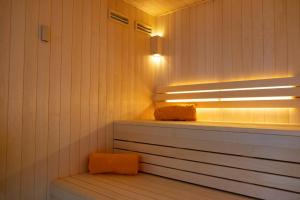 ein Zimmer mit zwei Kissen auf einer Bank in der Unterkunft Buxus Villas Shekvetili in Shekhvetili