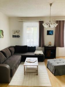 uma sala de estar com um sofá e uma mesa de centro em Das Ferienhaus-zurück zum Ursprung em Güssing