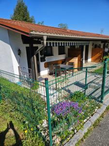 una recinzione di fronte a una casa con fiori di Cozy Reifnitz-mit Seezugang a Reifnitz