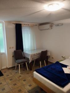 En eller flere senge i et værelse på Family guesthouse in forest Ana & Stjepan Nikolić