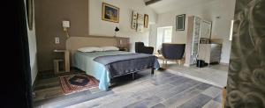 Ένα ή περισσότερα κρεβάτια σε δωμάτιο στο maison O jasmin
