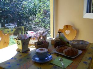 una mesa con un mantel con pastas. en Lo Scoiattolo, en Ventimiglia