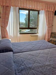 イスラにあるHospedaje de La Hozのベッドルーム(大型ベッド1台、窓付)