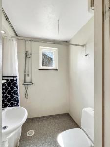 a bathroom with a toilet and a sink at Equipped Apartments, Perfect For Workers 