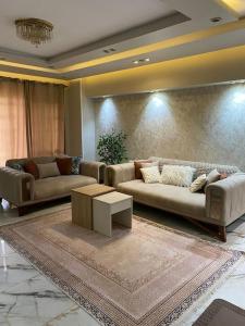 GizaApart with private garden in prime location的带沙发和咖啡桌的客厅