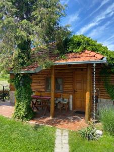 索科礦泉村的住宿－Smestaj Milovanovic，小木屋前方设有野餐桌