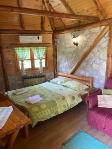ソコバニャにあるSmestaj Milovanovicのベッドルーム1室(ベッド1台、キャビン内のソファ付)