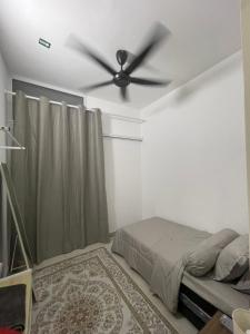 1 dormitorio con ventilador de techo y 1 cama en Canopy Hill by Azli, en Kajang