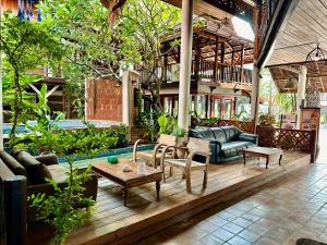 Taman di luar Tony's Place Ayutthaya