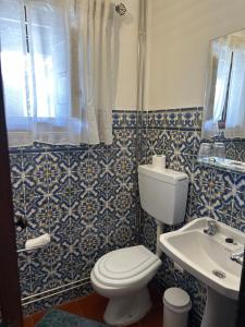 un baño con inodoro y lavabo en Casa do Poço, en Óbidos 73 fotos más