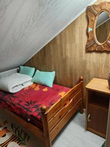 - une chambre avec un lit et un miroir mural dans l'établissement Cascades de la mare à poule d'eau, à Salazie