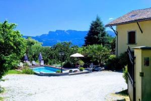 einen Pool in einem Hof mit einem Haus in der Unterkunft Gîte Le Clos d'Olon 4 étoiles avec piscine in Charnècles