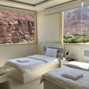 - 2 lits dans une chambre avec vue sur la montagne dans l'établissement Viola desert, à Al-Ula