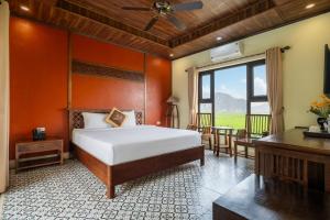 Postel nebo postele na pokoji v ubytování Dong Ne Tam Coc Hotel & Resort