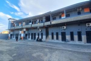 un edificio con una motocicleta estacionada frente a él en OYO 93900 Guest House Cinta Damai en Tegal
