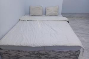 łóżko z 2 poduszkami w pokoju w obiekcie OYO 93900 Guest House Cinta Damai w mieście Tegal