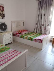 Postel nebo postele na pokoji v ubytování Penthouse in amwaj