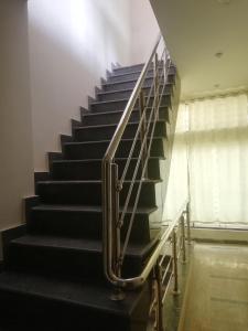 uma escada num edifício com um corrimão de metal em Sultan Guest House Lahore em Lahore