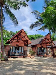 um edifício com uma palmeira em frente em Beach House Penida em Nusa Penida