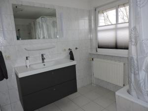 Koupelna v ubytování Ferienhaus-Sina + 12 fotografií