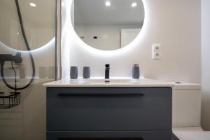 łazienka z umywalką i lustrem w obiekcie Pool Apartment Tamaran w mieście Playa del Ingles