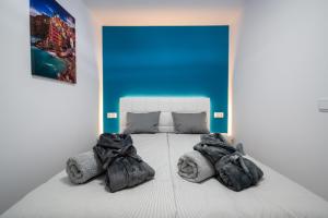 sypialnia z łóżkiem i ręcznikami w obiekcie Pool Apartment Tamaran w mieście Playa del Ingles
