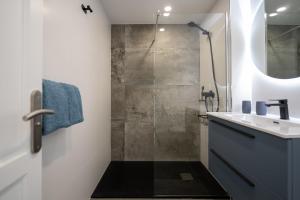 łazienka z prysznicem i umywalką w obiekcie Pool Apartment Tamaran w mieście Playa del Ingles